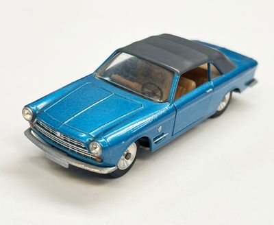 une voiture jouet posée sur une surface blanche