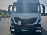 un camion qui roule sur la route sous le soleil