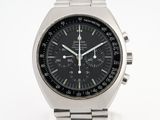 gros plan d'une montre sur une surface blanche