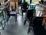 de nombreuses chaises et tables dans une pièce dotée de nombreuses fenêtres