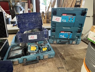 deux boîtes bleues contenant des outils, posées par terre