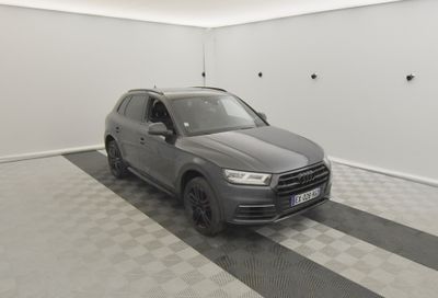 la voiture grise est garée dans le garage sur le sol en damier