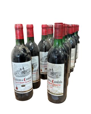 six bouteilles de vin sont alignées sur un fond blanc