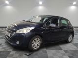 la photo d'une voiture bleue garée dans un garage
