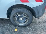 un gros plan d'un pneu de voiture orné d'une bande rouge et blanche