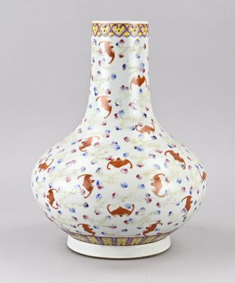 un vase blanc orné d'un motif rouge et bleu