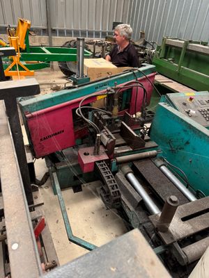 un homme qui travaille sur une machine dans une usine