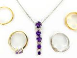 un gros plan sur un collier, une bague et un ensemble de bagues