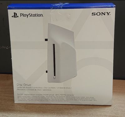 La boîte de la console PlayStation est posée sur la table.