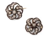 une photo d'une paire de boucles d'oreilles en diamant marron et blanc