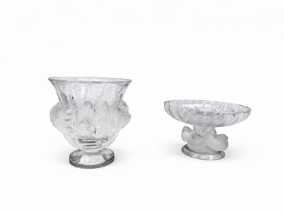 deux vases en verre posés l'un à côté de l'autre sur une surface blanche