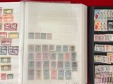 beaucoup de timbres dans une chemise sur la table