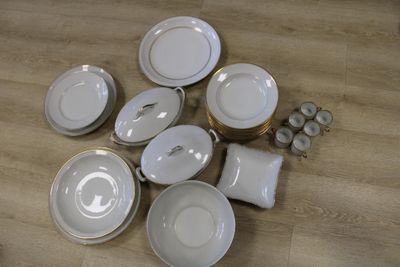 Lot de vaisselle en porcelaine de Limoges et de Bologne, bor…