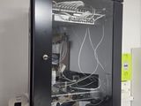 une photo d'une armoire informatique contenant des câbles