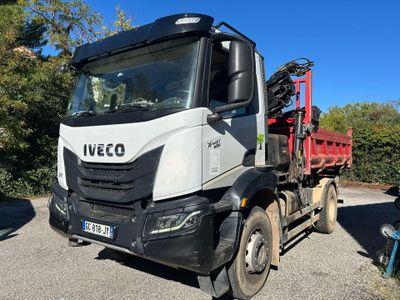 un camion garé sur le côté de la route