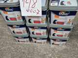 plusieurs boîtes de conserve sont empilées les unes sur les autres