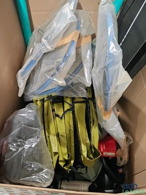 une boîte en carton remplie de bagages et d'autres objets