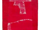 une image représentant une œuvre d'art rouge sur laquelle figure la lettre « t »