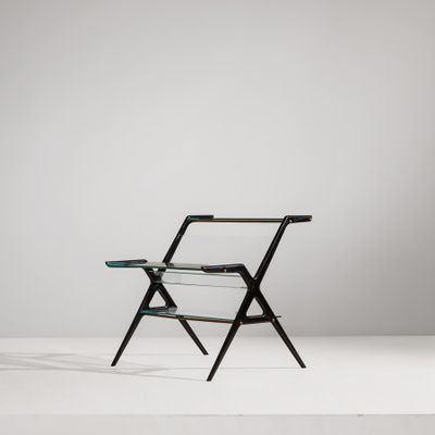 une chaise noire surmontée d'une étagère en verre