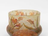 un saladier en verre orné d'un motif floral