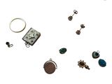 plusieurs types de bijoux sont présentés sur une surface blanche
