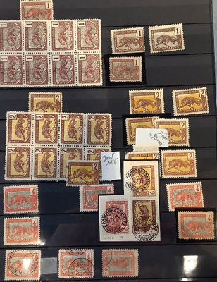 plusieurs types de timbres exposés dans une vitrine