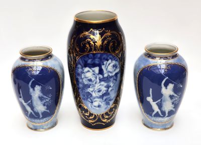 LIMOGES MT Paire de vases balustre en porcelaine fine