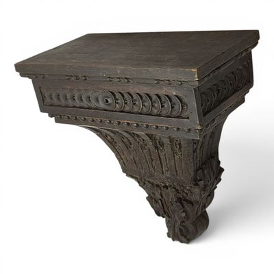 une image représentant une étagère en bois ornée de sculptures, sur fond blanc