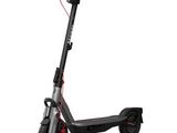 gros plan d'un scooter sur fond blanc