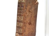 un vieux livre posé sur une table blanche