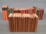 plusieurs vieux livres sont empilés sur une table