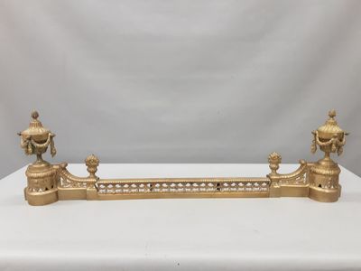 Paire de chenêts et barre de foyer en bronze.