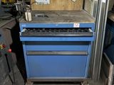 une photo d'une armoire à outils bleue dans un garage