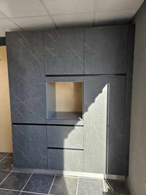 Cuisine complète comprenant micro-onde AEG, four AEG, plaque NOVY