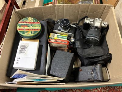 une boîte en carton remplie d'appareils photo et d'autres objets
