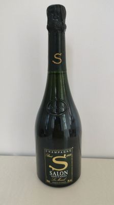 une bouteille de vin posée sur une table
