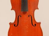 un vieux violon avec un archet sur fond blanc
