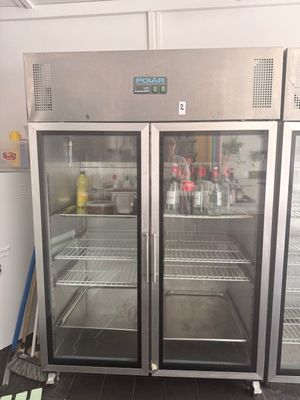 deux portes vitrées ouvertes dans une cuisine