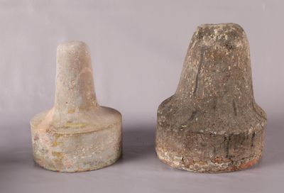 trois pièces de poterie posées les unes à côté des autres sur une table