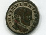 gros plan d'une pièce de monnaie sur une surface blanche