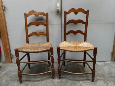 Paire de chaises paillées en noyer - H. 96 cm (petit manque à un dossi - Photo 1