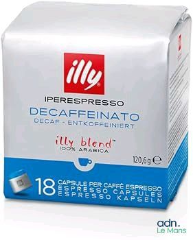 des grains de café dans une boîte sur fond blanc, avec une étiquette rouge et bleue