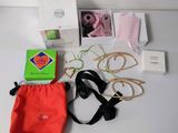 de nombreux objets posés sur une table blanche