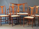 six chaises et une table dans une pièce aux murs gris