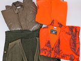 trois ensembles de vêtements pour homme, comprenant une chemise orange, un pantalon vert et une veste marron