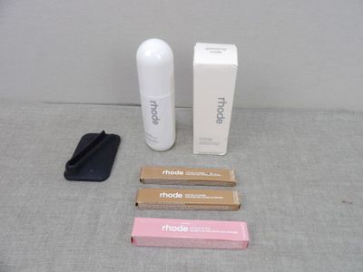 un flacon de lotion et un tube de lotion à côté d'une boîte de dentifrice