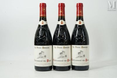 trois bouteilles de vin rouge posées sur une table blanche
