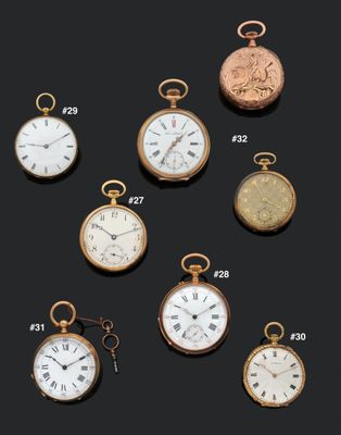 Plusieurs modèles différents de montres de poche sont présentés sur un fond noir