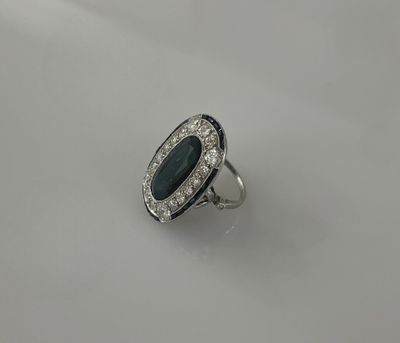 BAGUE en platine ornée d'un chaton ovale serti d'un pierre b…