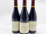 trois bouteilles de vin posées l'une à côté de l'autre sur une table